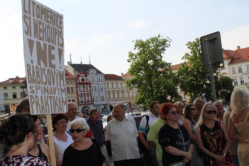 Lidé v Litoměřicích protestují proti Babišovi v úterý 11. června.