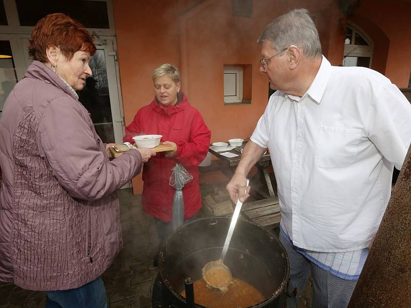 60 litrů polévky uvařil v sobotu 25. listopadu s přáteli Jozef Pásztor.