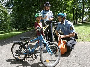 Strážníci odměňovali mladé cyklisty s ochranou hlavy