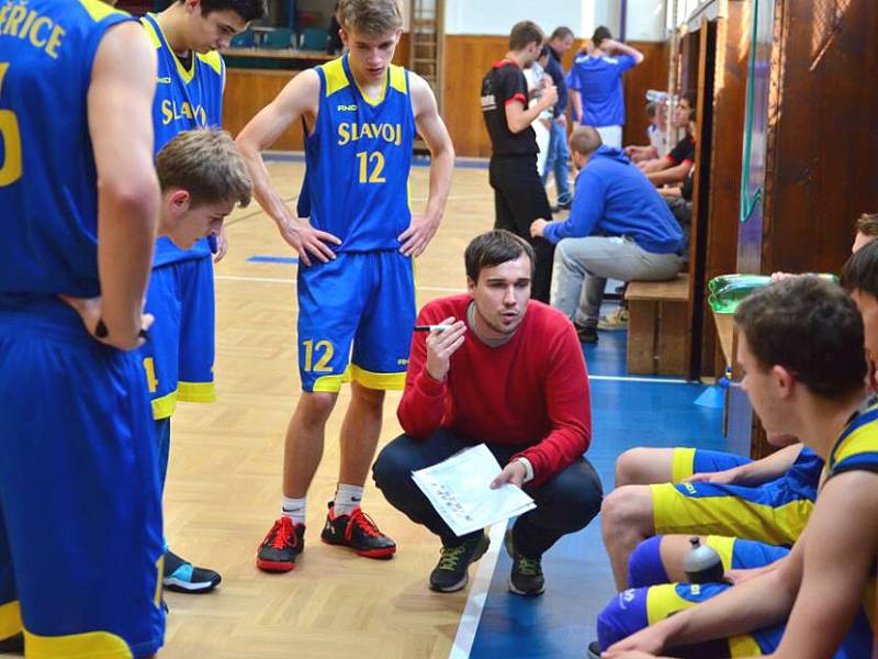 DVĚ VÝHRY. Basketbaloví junioři Slavoje zvládli oba zápasy v hlavním městě. Vyšehrad (ve světlém) porazili i díky poradě na lavičce o 23 bodů. 
