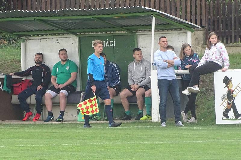 První s druhým. To byl zápas okresního přeboru Pokratice (v zeleném) - Libotenice. Domácí svého soka smetli 6:0.