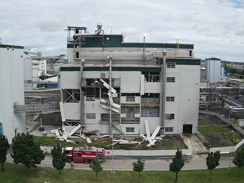 Výbuchem a požárem poničená výrobní hala v Lovosicích pohledem z dronu hasičů