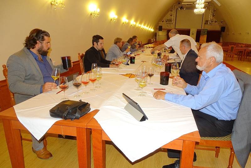 Předsedové hodnotitelských komisí v soutěži vín pro 19. ročník Vinařské Litoměřice ve středu 2. června vyhodnotili šampiona výstavy.