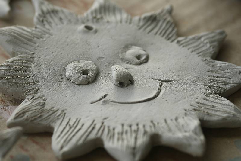 Mezi výrobky už patří i keramika pálená ve vlastní keramické peci. Toto je slunečnice před výpalem.