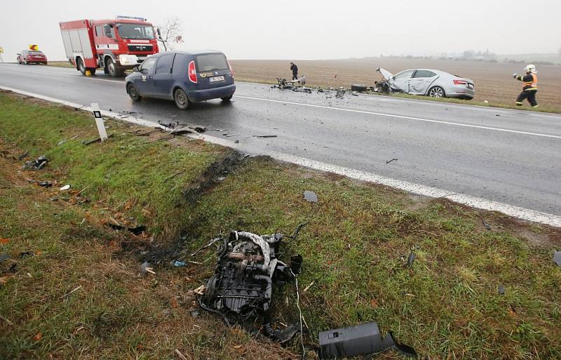 Vážná dopravní nehoda pod zatáčkou v kopci nedaleko Trnovan u Litoměřic.