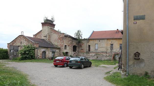 Zdevastovaný objekt bývalého pivovaru  je sice ukryt za většími domy, ale obdobně zanedbaný statek naproti je přímo na očích návštěvníků Horních Beřkovic.