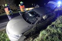 Dopravní nehoda s jedním lehkým zraněním se odehrála v úterý 7. listopadu večer u Třebenic.