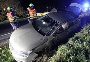 Dopravní nehoda s jedním lehkým zraněním se odehrála v úterý 7. listopadu večer u Třebenic.