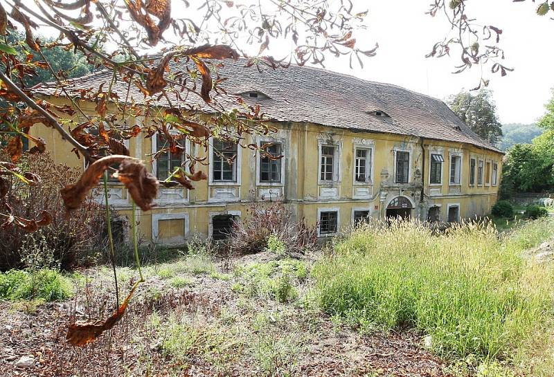 POMALU SKOMÍRÁ. Mezi kulturní památky patří zámeček od roku 1958. Stavba však nezadržitelně chátrá. Střechami zatéká, na bočním křídle s cihlovými arkádami chybí omítka. Přesto zámek není docela opuštěný. Byt v patře severní budovy je dodnes obývaný. 