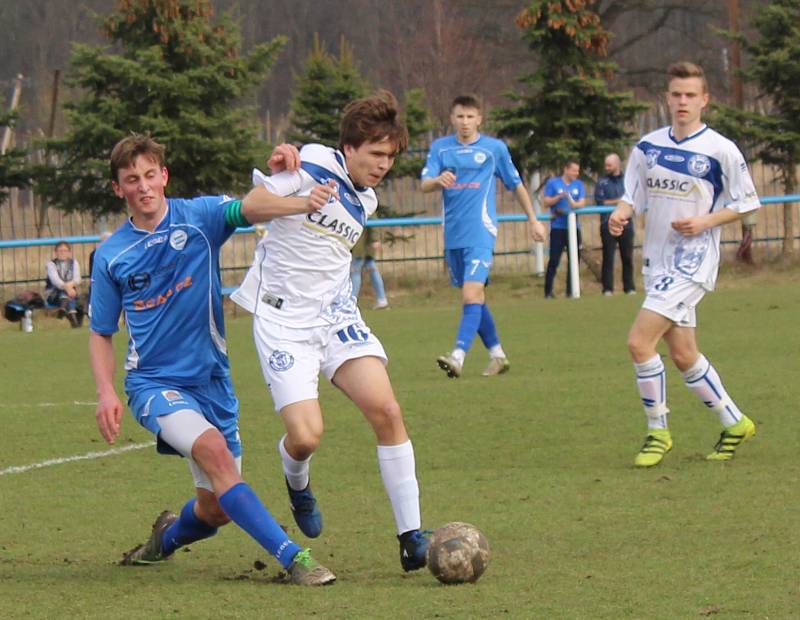 Dohrávku 17. kola divize B ktg. U19 zvládli fotbalisté SK Roudnice (v modrém), kteří porazili Kladno B 4:1.