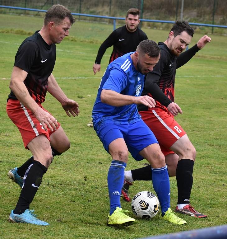 Liběšice (tmavé dresy) doma podlehly Černovicím 1:3.