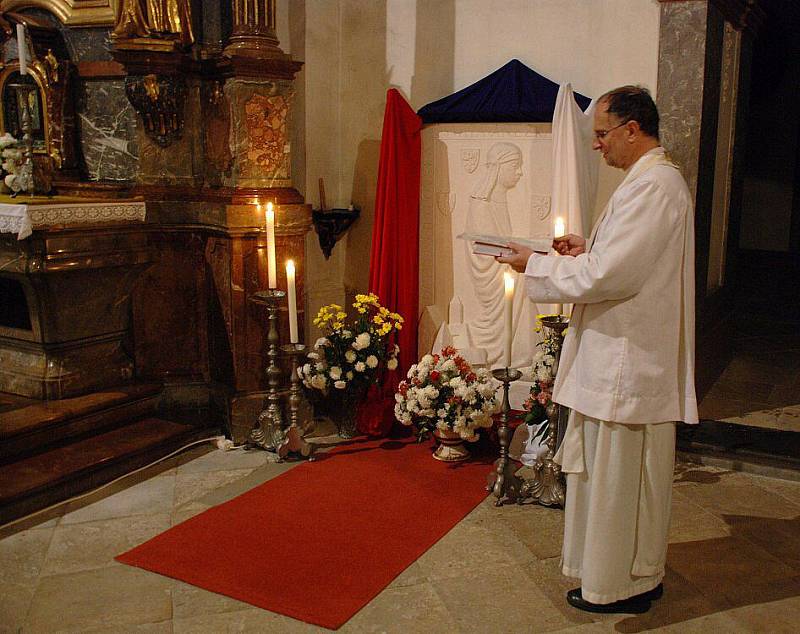 Reliéf sv. Anežky České v kostele Narození Panny Marie v Doksanech při loňských oslavách 20. výročí svatořečení Anežky České. Na snímku je duchovní správce farnosti P. Adrián Pavel Zemek O.Praem. s řeholnicemi a účastníky mše svaté.