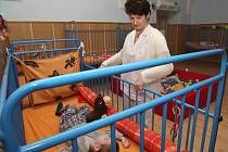KRITIZOVANÁ LŮŽKA.  Dětská lůžka s posuvnými postranicemi (na snímku), která v Liběšicích mají,  jsou podle odborníků nezbytná pro ochranu pacientů s nejtěžšími postiženími. Mylně byla zaměněna za klecová lůžka.