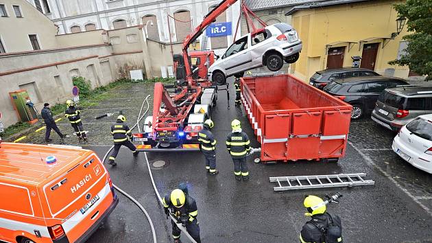 Hasiči z Litoměřic cvičili zásah při požáru elektromobilu.