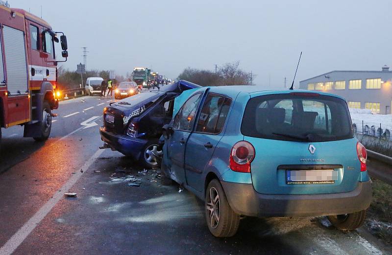 K vážné dopravní nehodě došlo ve čtvrtek v  půl sedmé ráno v Lovosicích na silnici 1/15 poblíž hasičské stanice.