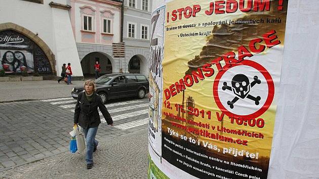 POLEPENÉ LITOMĚŘICE. V ulicích města se objevily na plakátovacích plochách velké plakáty oznamující konání demonstrace proti dovozu a spalování kalů v kraji. Ta proběhne v sobotu 12.11.2011.