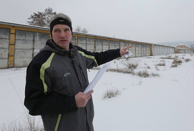 ČTYŘI CIHLOVÉ GARÁŽOVÉ BUDOVY město získá spolu s tělocvičnou nebo budovou bývalého velitelství. 