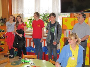 Mladí zastupitelé předali šek na tři tisíce korun do rukou zástupců dětského oddělení.