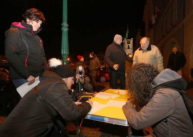 Protestní akce na Mírovém náměstí v Litoměřicích za odvolání komunisty Zdeňka Ondráčka, který se stal předsedou výboru pro kontrolu GIBS.