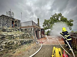 Na vrchu Lovoš proběhlo cvičení hasičů. Podle jeho scénáře hořela chatu na vrcholu oblíbené turistické lokality.