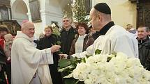 Pětatřicet párů různého věku obnovilo v katedrále sv. Štěpána v Litoměřicích manželský slib. Učinili tak v den svátku Svaté Rodiny – Ježíše, Marie a Josefa – během pontifikální mše svaté, kterou celebroval biskup Mons. Jan Baxant.