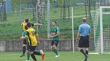 První s druhým. To byl zápas okresního přeboru Pokratice (v zeleném) - Libotenice. Domácí svého soka smetli 6:0.