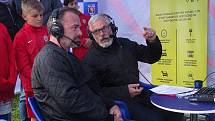 Zápas mezi Spartou a Hradcem komentoval přímo u hřiště známý komentátor Pavel Čapek s bývalým reprezentačním brankáře Jaromírem Blažkem. Zápas byl vysílán na tv.com.
