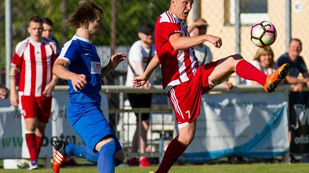 Fotbalisté Brozan (v pruhovaném) vyhráli i v Úvalech. 