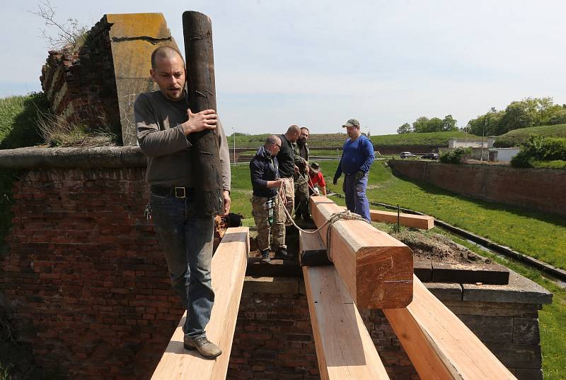 Členové klubu vojenské historie z Terezína postavili spojovací dřevěný mostek mezi pevnostními valy.