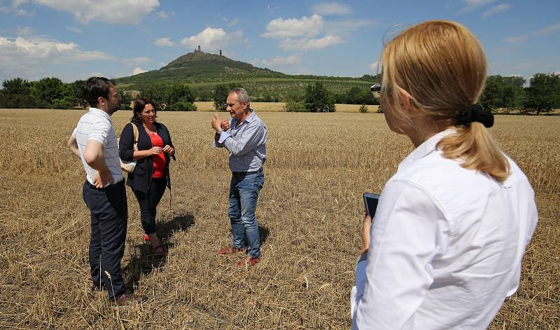 Na pozvání předsedy Zemědělského družstva Klapý Otakara Šaška přijel i prezident agrární komory Jan Doležal, se kterým problém řeší.