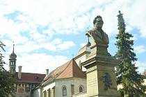 Pomník J. E. Purkyně před zámkem v Libochovicích.