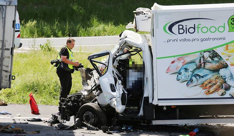 Při tragické nehodě na dálnici D8 u Lukavce zemřeli dva lidé
