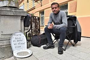 Muž z Prackovic na Ústecku protestuje u okresního soudu v Litoměřicích proti svěření společného syna do výhradní péče matky.