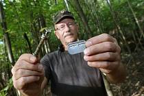 Miloš Baumruk našel v lese u Litoměřic identifikační známku amerického vojáka. Pátrá po jeho osudu.