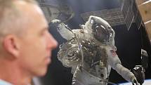 Americký astronaut Andrew Feustel se v rámci svého turné pro českou veřejnost zastaví v pondělí 8. dubna v Terezíně a předá zde řediteli Památníku Terezín kresbu Měsíční krajina, kterou vytvořil v roce 1942 v terezínském ghettu židovský chlapec Petr Ginz