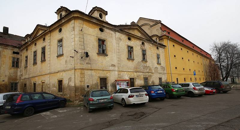 Zdevastovaný zámek, sýpka a pivovar v Doksanech předá Národní památkový ústav Úřadu pro zastupování státu ve věcech majetkových.