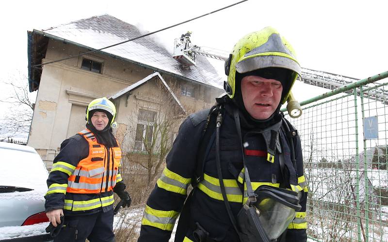 Požár opuštěného rodinného domu v Litochovicích způsobila zapálená svíčka v půdním prostoru.