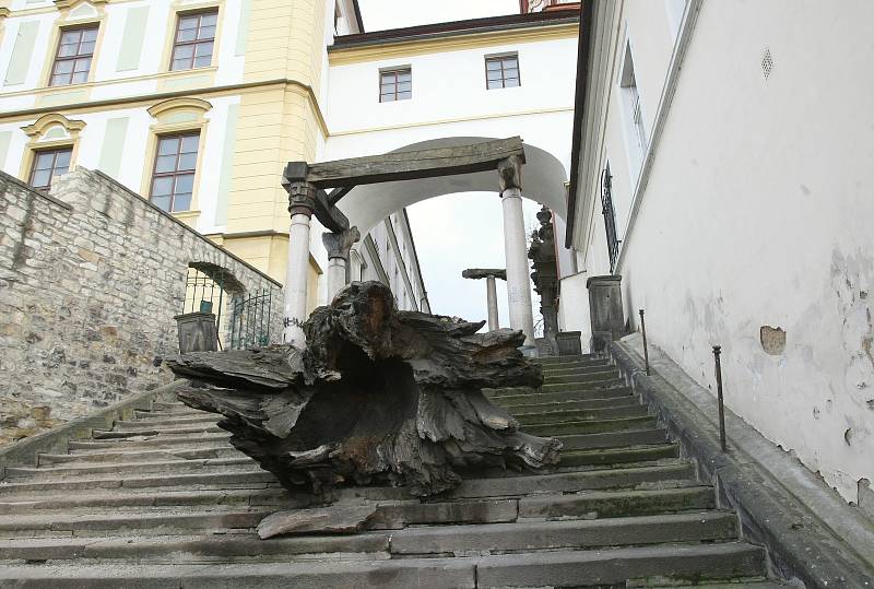 Dřevěná skulptura, která byla v březnu 2010 odstraněna z Jezuitských schodů v Litoměřicích nakonec skončila na soukromém pozemku místní firmy.