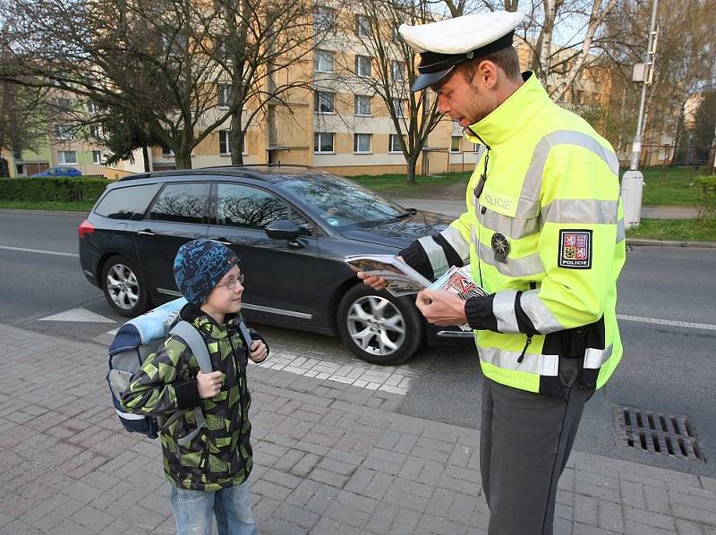  Policisté tento týden opět vyrazili do ulic v okolí škol, aby v ranních hodinách varovali školáky před nebezpečím, které jim hrozí v dopravě. 