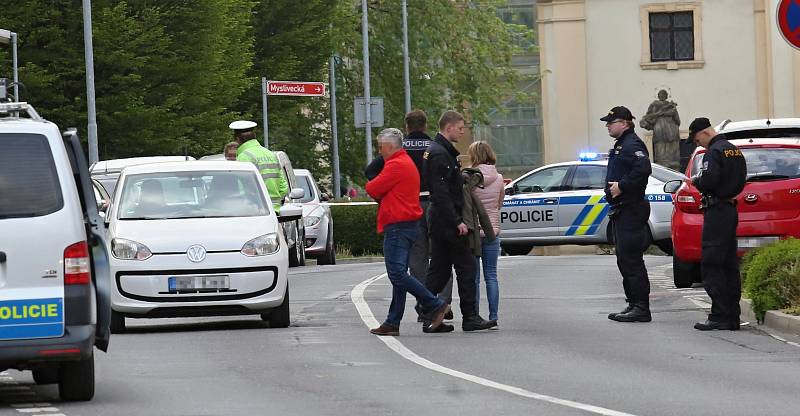 V Lovosicích auto srazilo mladou dívku. Vrtulník ji transportoval do ústecké nemocnice