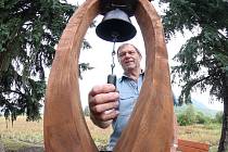 Na snímku majitel zahradnické firmy Pavel Jursík ukazuje zvoničku, která je vytesaná v původního kmene stromu.