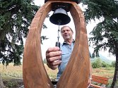 Na snímku majitel zahradnické firmy Pavel Jursík ukazuje zvoničku, která je vytesaná v původního kmene stromu.