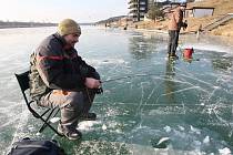 Rybáři na zamrzlém kanále v Račicích, ilustrační foto.