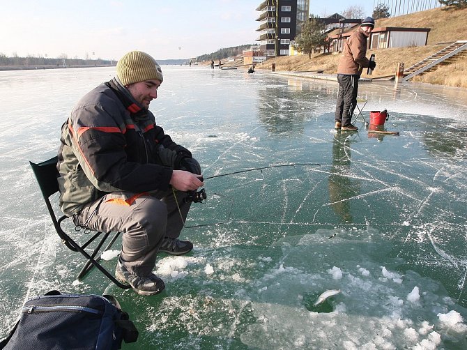 Rybáři na zamrzlém kanále v Račicích, ilustrační foto.