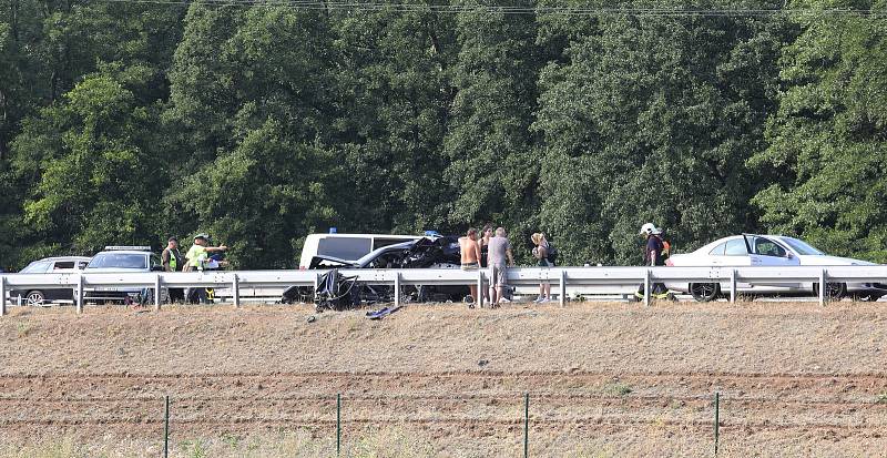 Při dopravní nehodě čtyř osobních automobilů u Řehlovic na dálnici D8 zemřel jeden člověk.