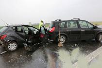 K vážné dopravní nehodě došlo v úterý kolem půl páté na silnici 1/15 z Terezína do Lovosic.