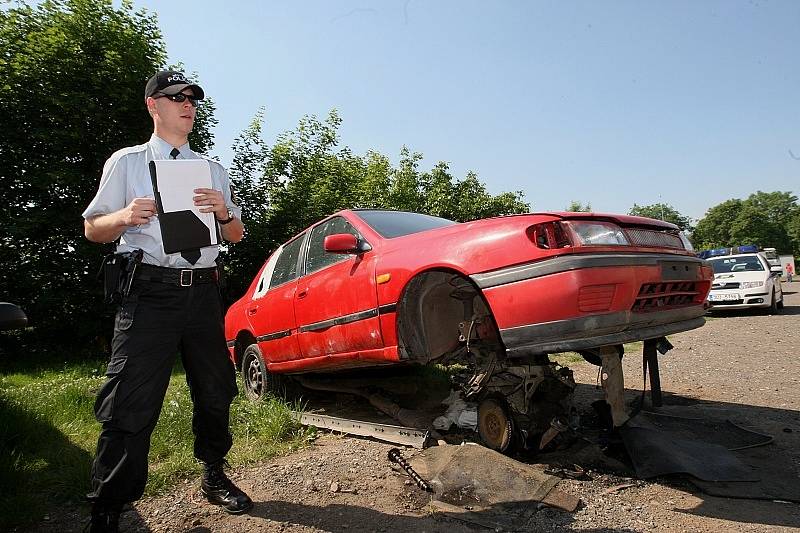 Několik odstavených a částečně rozebraných automobilů zdokumentovali v pondělí městští strážníci také v litoměřické Seifertově ulici, kde automobily dlouhodobě zabírají místa na zdejším parkovišti. 