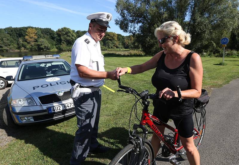 Dopravní policisté z Litoměřic prováděli u Židovic na cyklostezce kontroly cyklistů na požití alkoholu a technický stav kol.