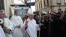 Nový litoměřický biskup opouští katedrálu.