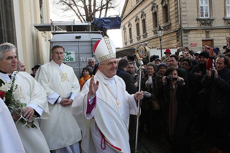 Nový litoměřický biskup opouští katedrálu.